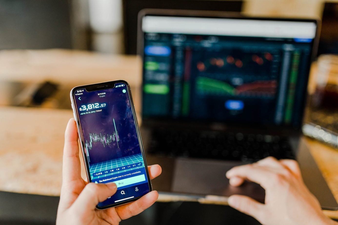 en mobil med en crypto trading software