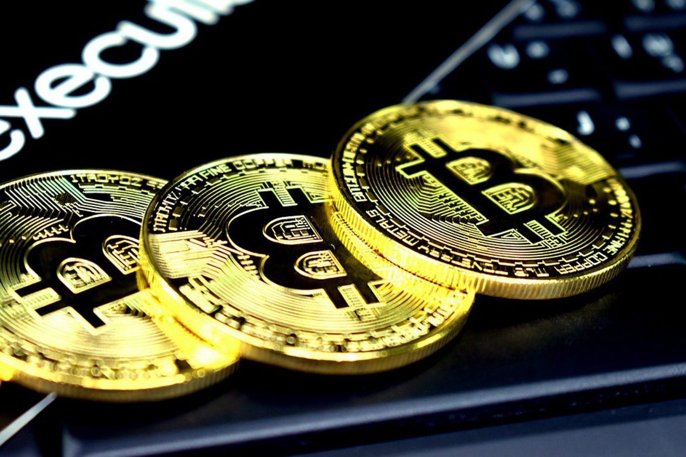 bitcoin-mynt som ligger runt